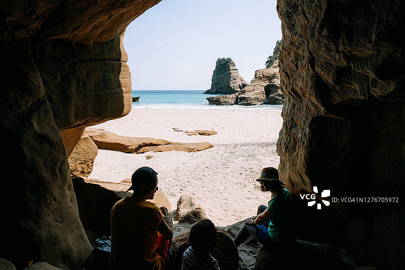 一家人在日本洞穴中享受海滩图片素材