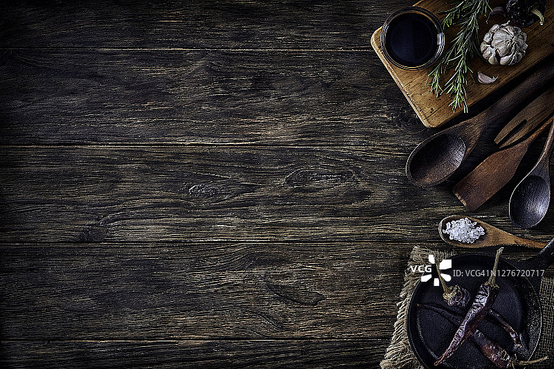 带有复制空间的乡村桌子上的厨房用具顶视图。图片素材