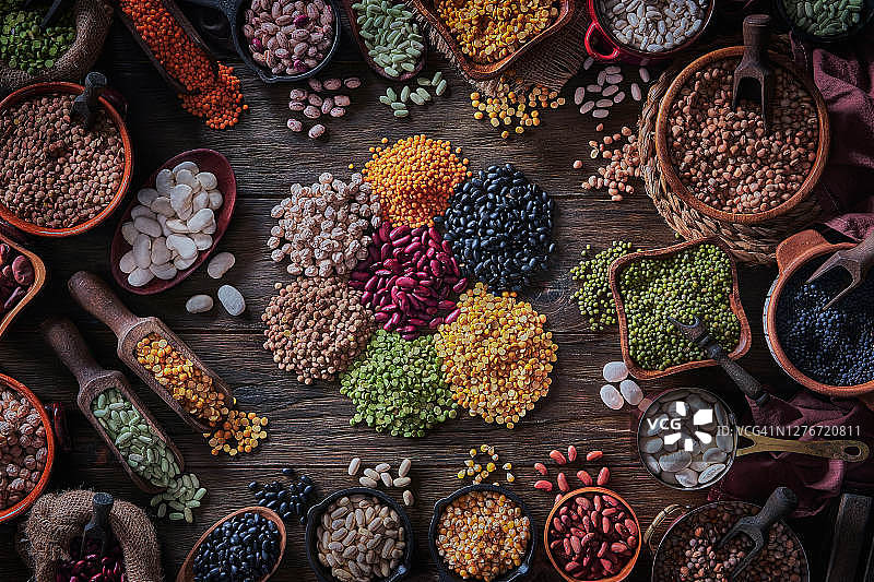 乡村木桌上各种干豆的低调俯视图图片素材