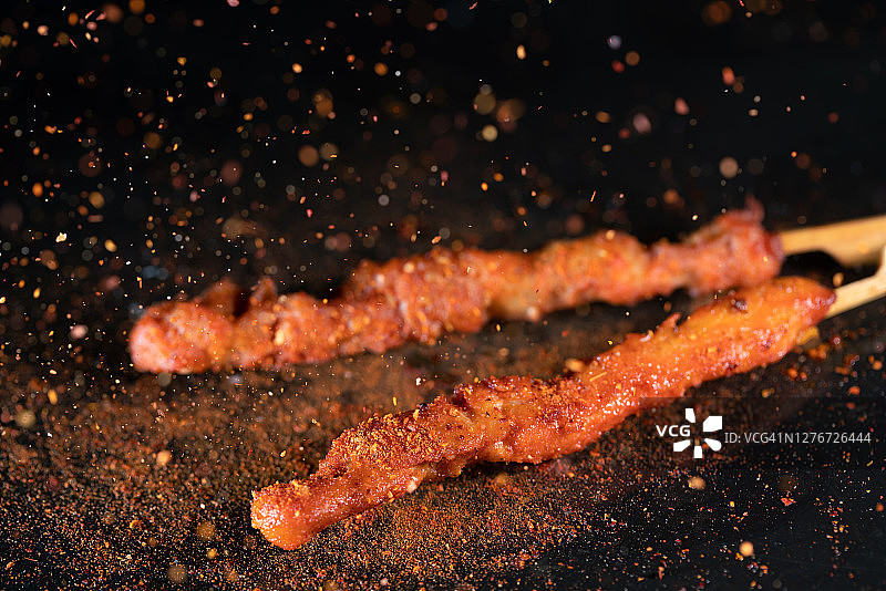 高速摄影：空中飞舞的红辣椒猪肉串图片素材