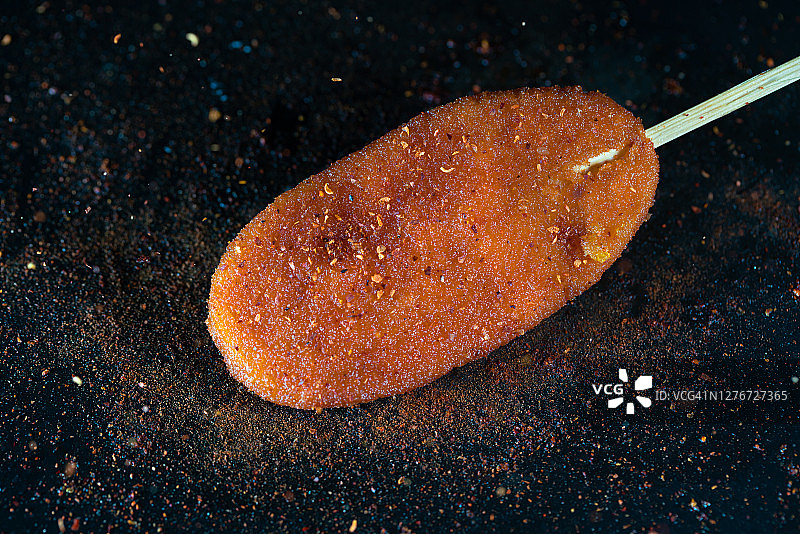 高速摄影的红辣椒面包糠炸鸡块图片素材