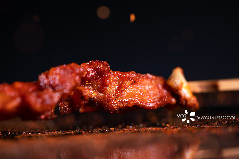 炸羊肉串与飞在空中的红辣椒图片素材