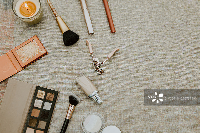 扁平风格：博主桌上的美容产品图片素材