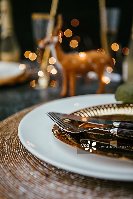 装饰的圣诞晚餐桌，配有蜡烛和圣诞装饰品图片素材