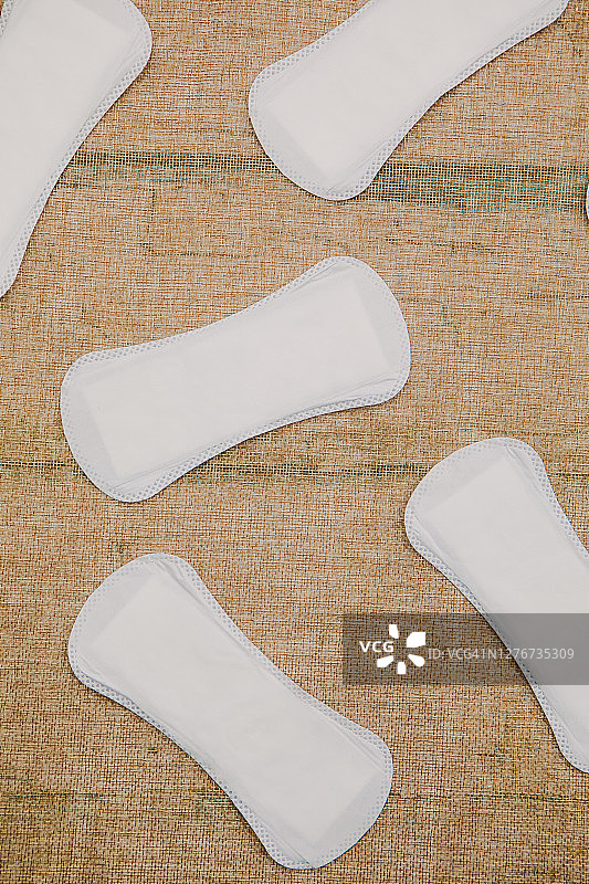 乡村背景下的卫生巾俯视图图片素材