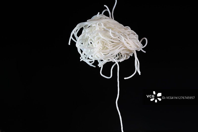 高速同步捕捉到的空中圆形米粉图片素材