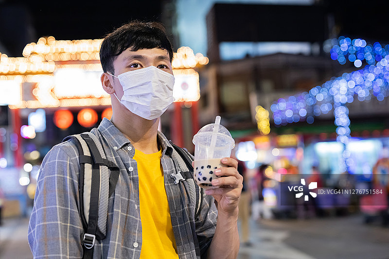 夜市里的亚洲男人图片素材