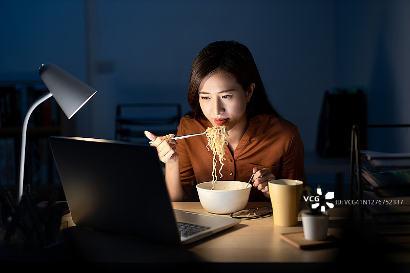 女人吃方便面图片素材