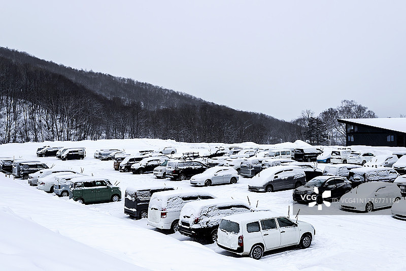 日本北海道二世谷停车场内的雪中汽车图片素材