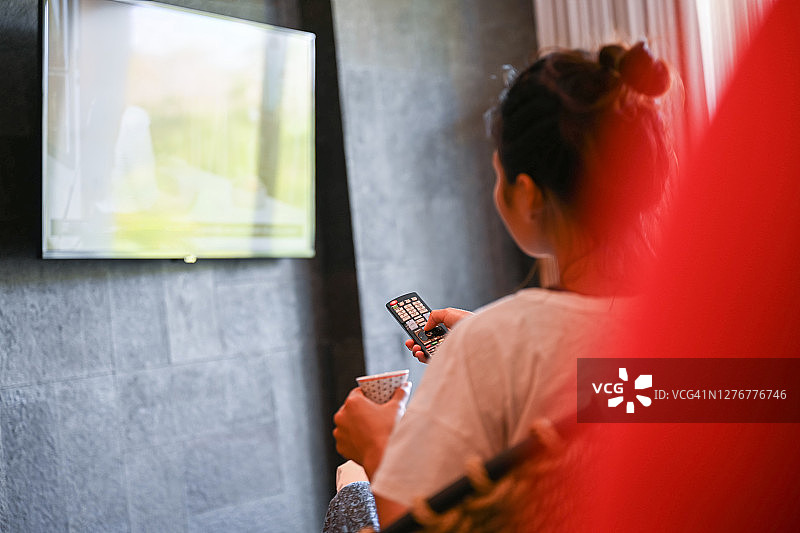 看电视的女人图片素材