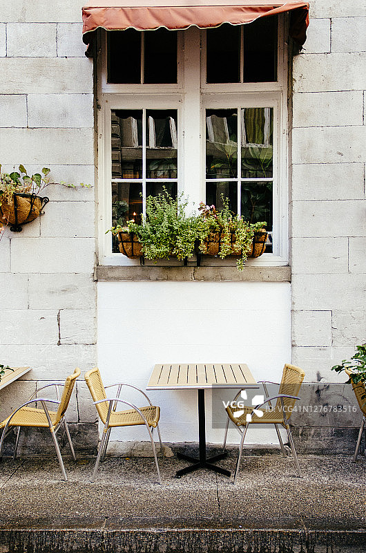 老蒙特利尔巴黎风格咖啡馆外的可爱餐桌椅图片素材