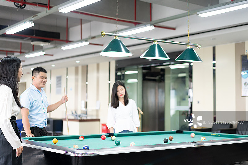 几位同事在打台球图片素材
