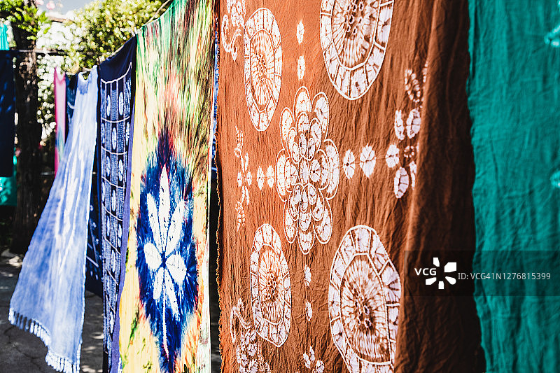 晾衣绳上悬挂的扎染布图片素材
