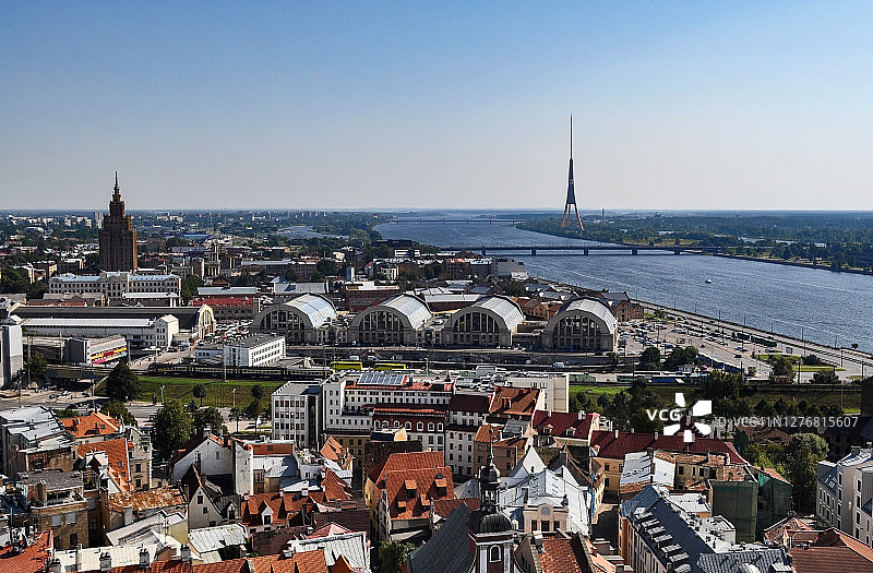 从圣彼得教堂观景台看里加和道加瓦河全景图片素材