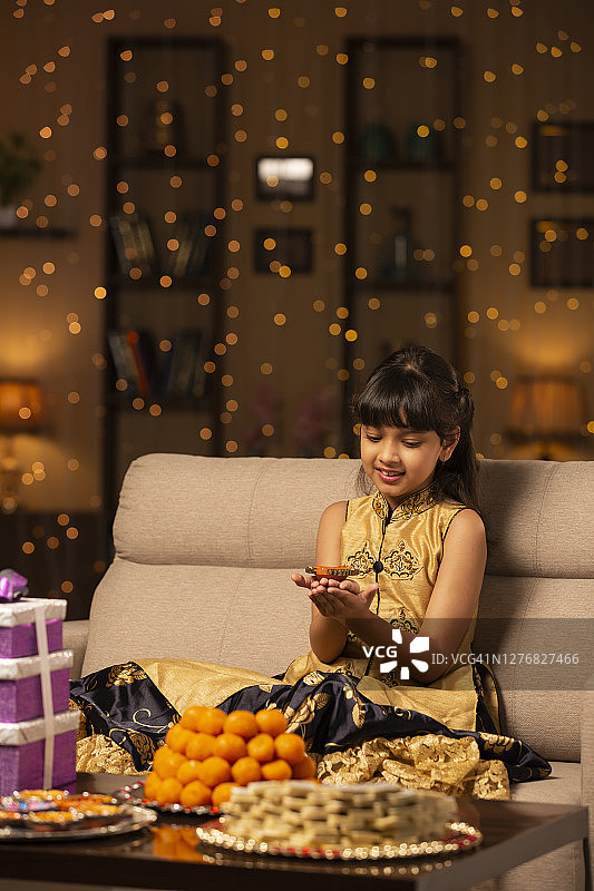 庆祝排灯节的儿童图片素材