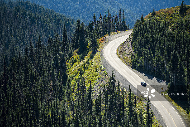 美国奥林匹克国家公园天空下的山路图片素材