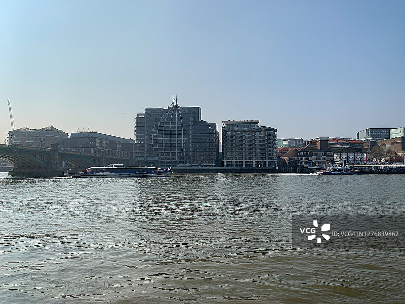 伦敦南华克桥和莎士比亚环球剧院旁的建筑图片素材