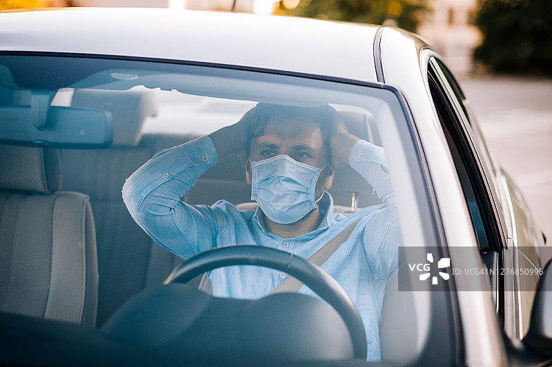 在交通堵塞中喊叫的焦虑司机图片素材