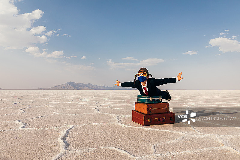 疫情期间出差的年轻商人图片素材