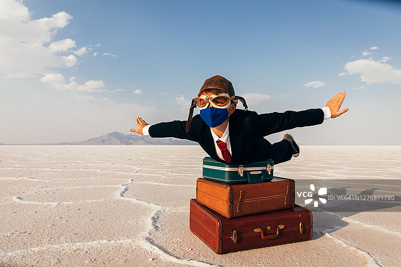 疫情期间出差的年轻商人图片素材