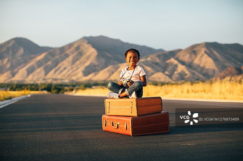 年轻女孩想象着去度假图片素材