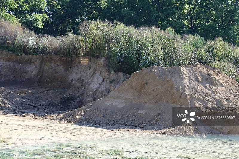 建筑工地上切割和填充泥土图片素材