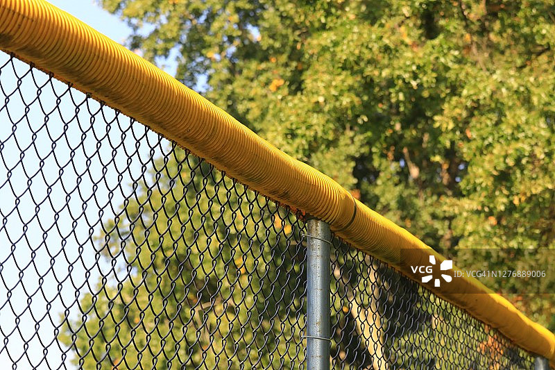 链式棒球场上的击剑防护图片素材