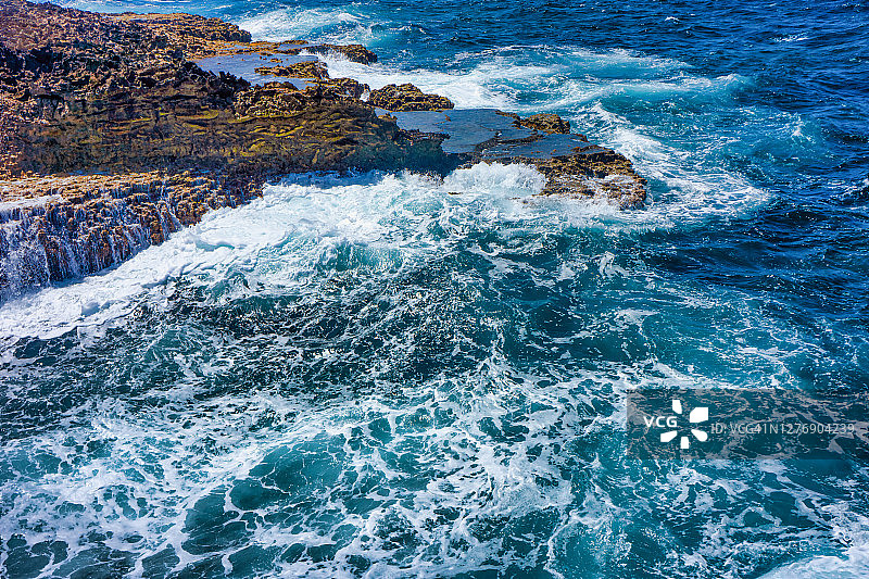加勒比海浪冲击海岸岩石图片素材