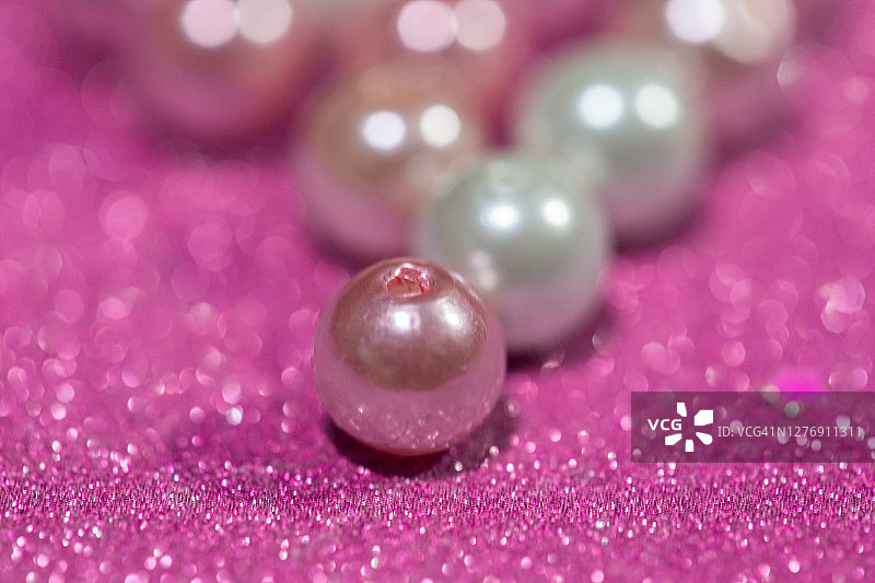 粉色桌子上的粉色珍珠图片素材