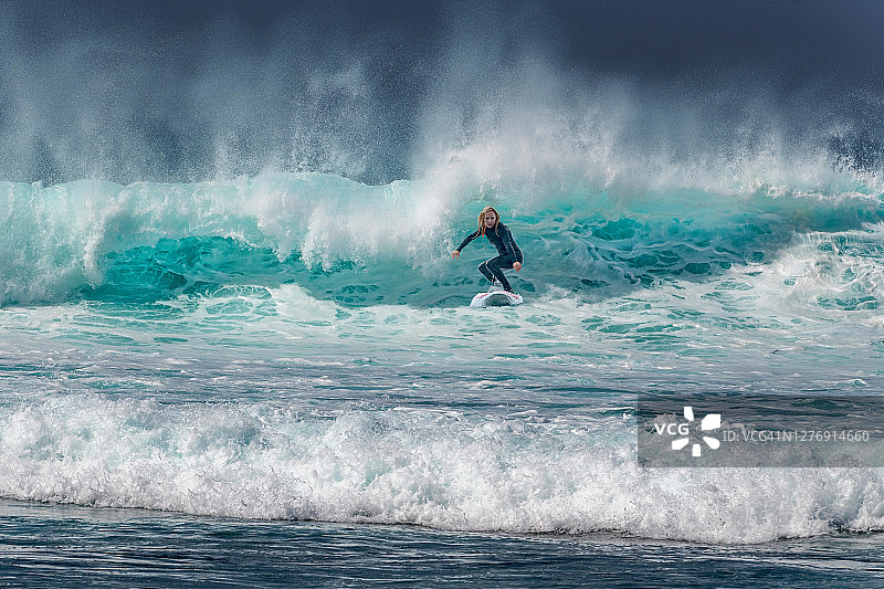 女人在西班牙特内里费岛美洲海滩冲浪图片素材