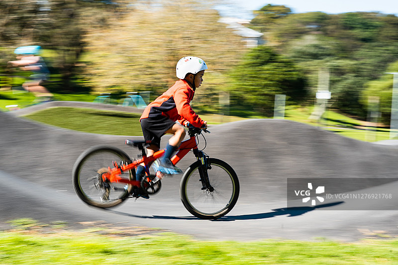 孩子享受骑自行车图片素材