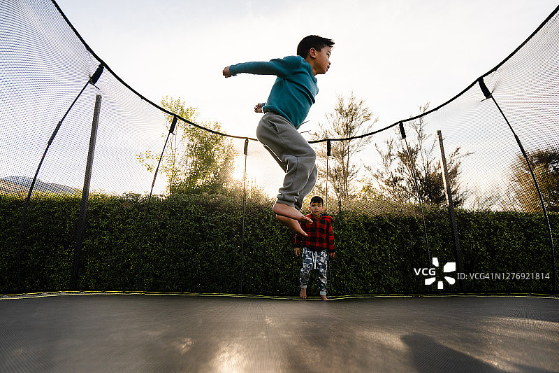 在蹦床上跳跃的孩子们图片素材