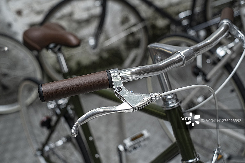 地板上的自行车高角度照片图片素材