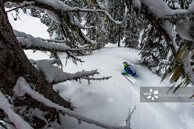 滑雪者在陡峭的雪坡上滑降图片素材
