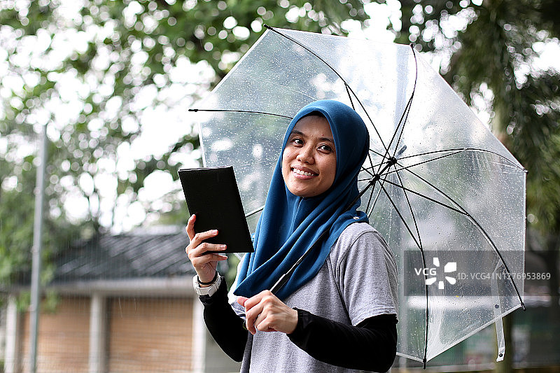 年轻的穆斯林妇女图片素材