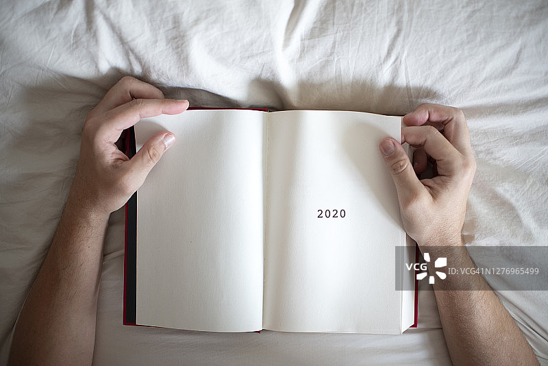 男子正在阅读2020年历史的截面图图片素材