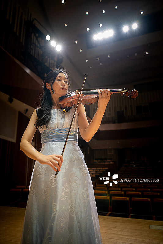 在音乐厅演奏小提琴的女小提琴家图片素材