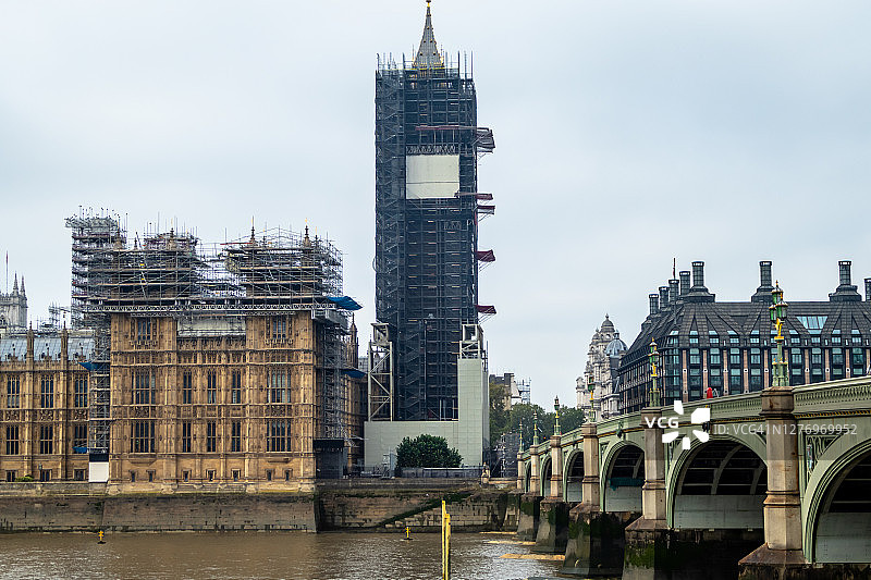 伦敦议会大厦、伊丽莎白塔（又名大本钟）修复后的城市景观图片素材