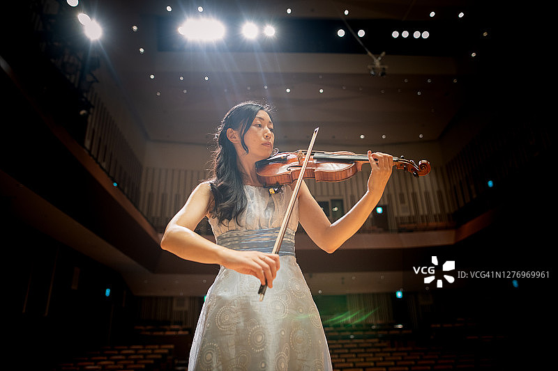 在音乐厅演奏小提琴的女小提琴家图片素材