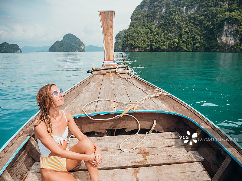年轻女人在亚洲旅行，乘坐出租船图片素材