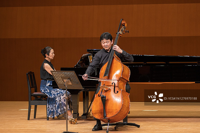 大提琴家和钢琴家在古典音乐会上演奏乐器图片素材