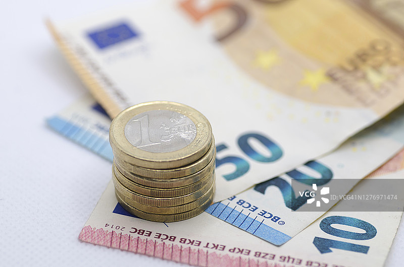 欧元纸币上的欧元硬币图片素材