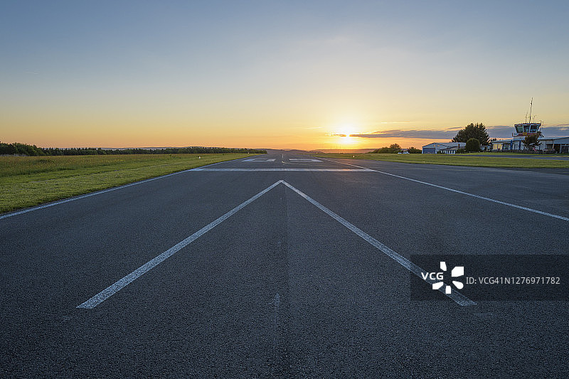 日出时分，德国巴伐利亚州米尔滕贝格Mainbullau机场的跑道图片素材