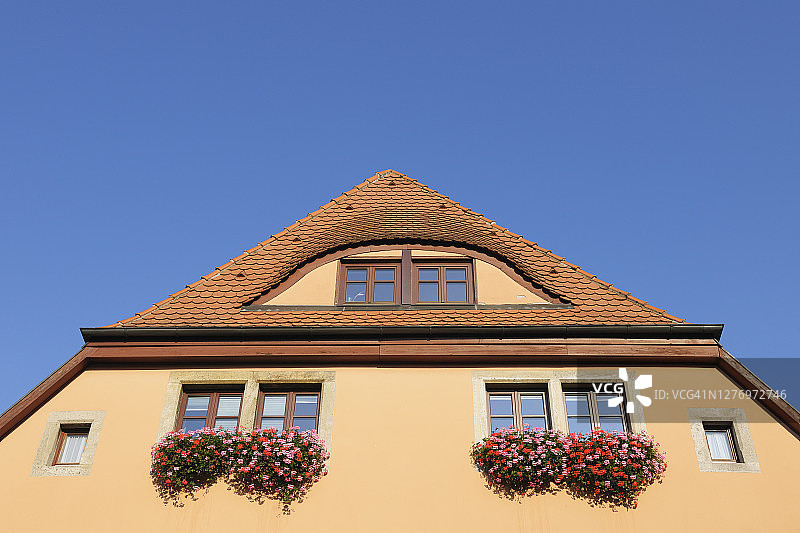 德国巴伐利亚罗滕堡，蓝天下房屋的山墙图片素材