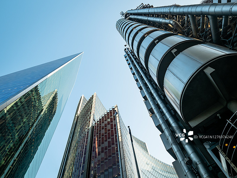 英国伦敦的现代未来主义摩天大楼仰视角度图片素材