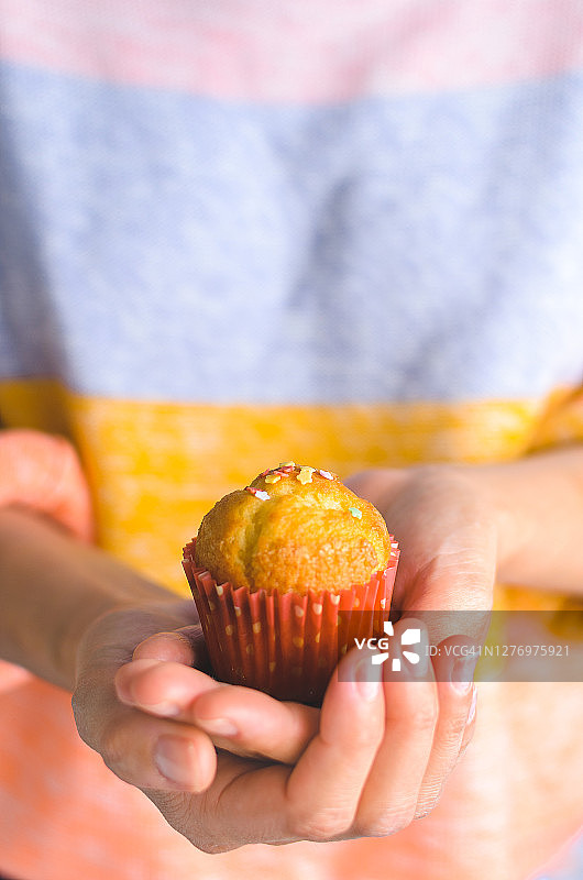 女人拿着松饼图片素材