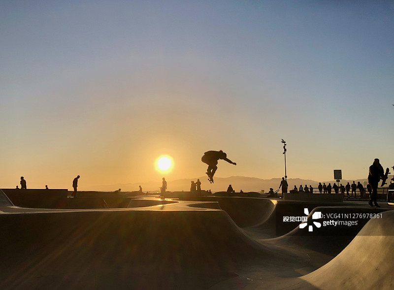 美国加利福尼亚州威尼斯海滩的滑板日落图片素材