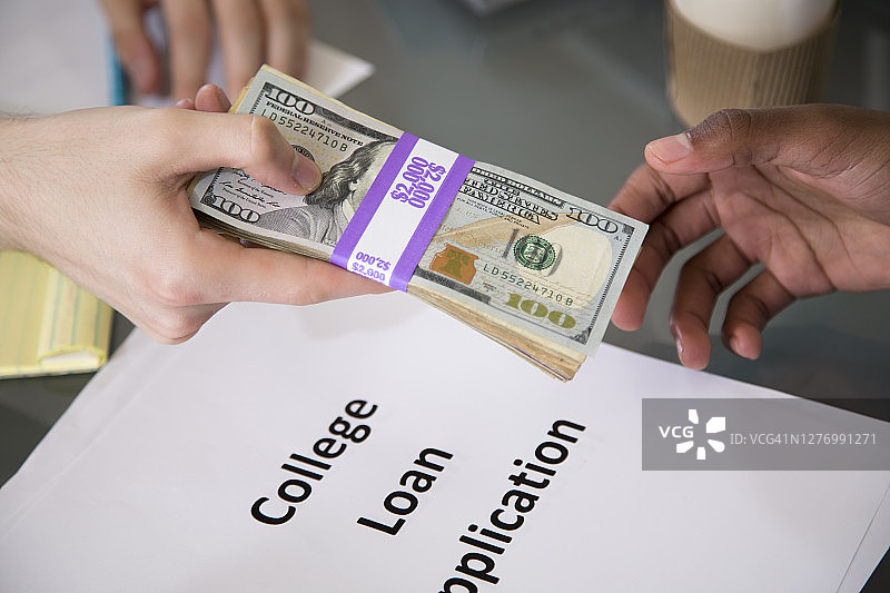 英俊的年轻人在当地银行申请贷款图片素材