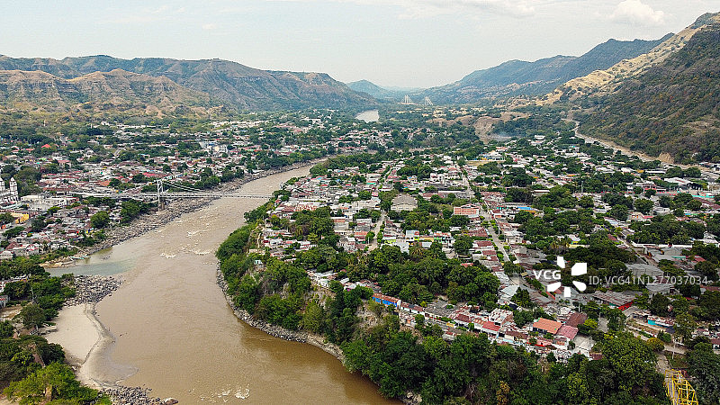 本田托利马河上植被环绕的悬索桥（哥伦比亚）图片素材