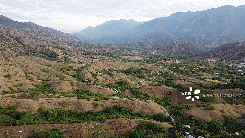 圣菲市的树木、房屋和棕色山脉图片素材
